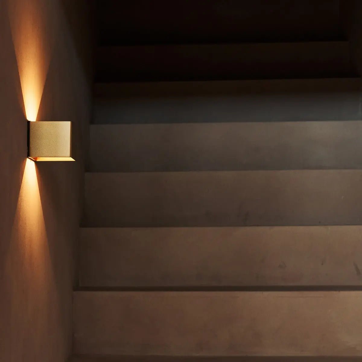 Tess Gold Rechargeable Wall Lamp – Motion sensor, 20 Different Light Modes, Dimmable, Magnetic Suspension System Lamp & Including Remote Control