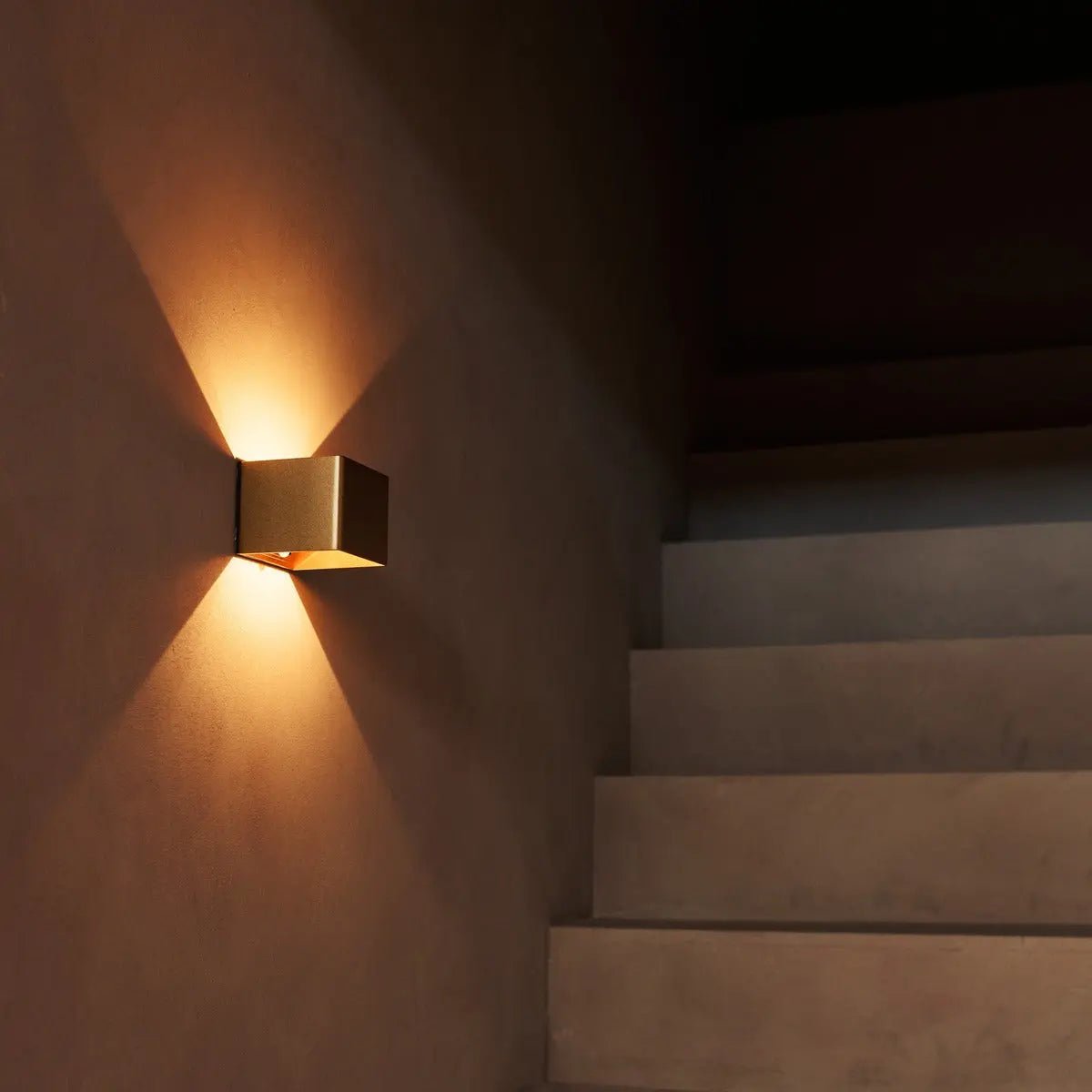 Tess Gold Rechargeable Wall Lamp – Motion sensor, 20 Different Light Modes, Dimmable, Magnetic Suspension System Lamp & Including Remote Control