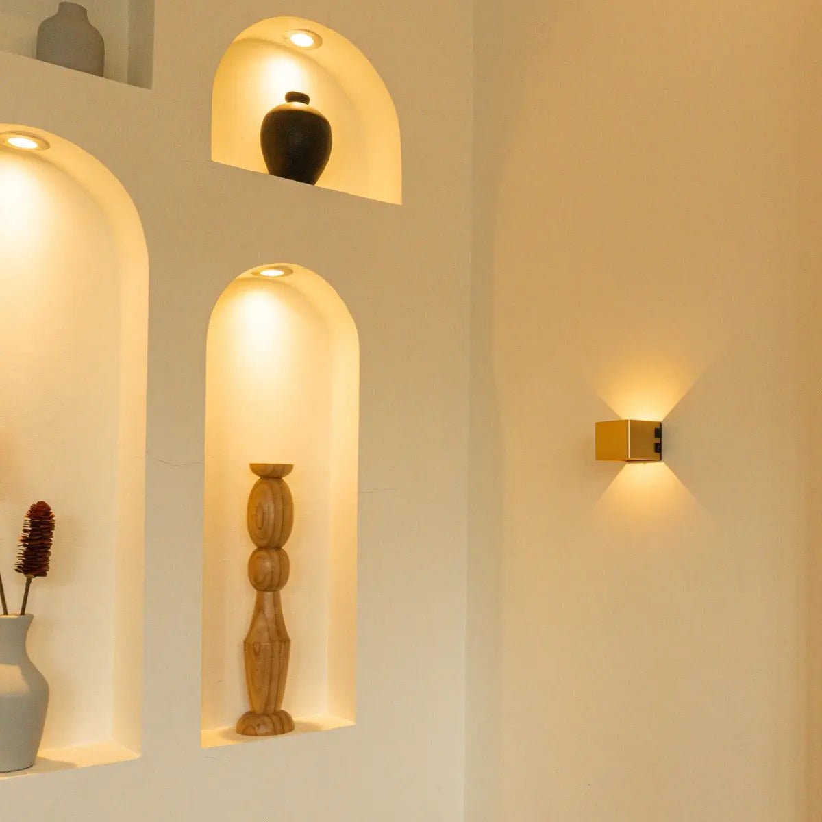 Tess Gold Rechargeable Wall Lamp – Motion sensor, 20 Different Light Modes, Dimmable, Magnetic Suspension System Lamp & Including Remote Control
